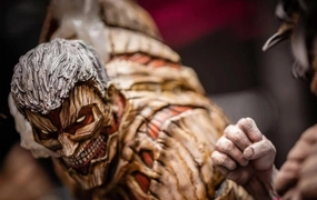 Robot Goods Attack On Titan: Eren Jaeger & Mikasa Vs. Armored Titan Elite Statue Exclusive